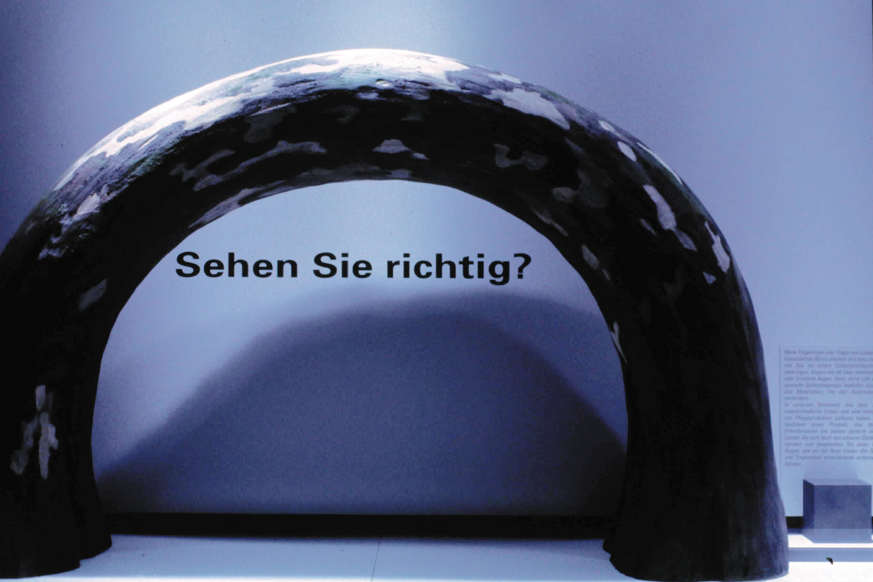 2003_Schaufenster_der_Stadelhofen_Apotheke_